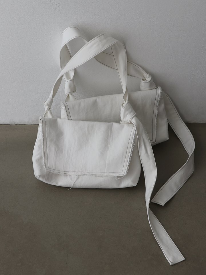 KNOT BAG [WIDE]  IN OFF WHITE